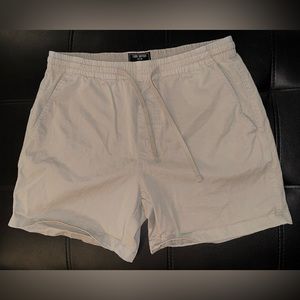 Todd Snyder “ 7” weekend shorts in sand dollar “ size medium